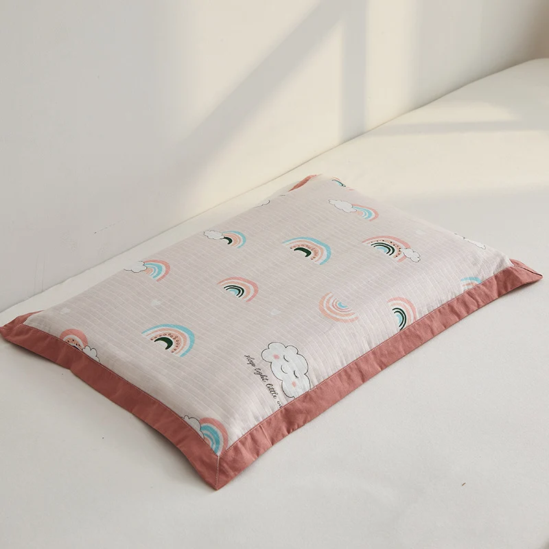 Gemütliches Bett mit farbenfrohem Regenbogenmotiv Skanto