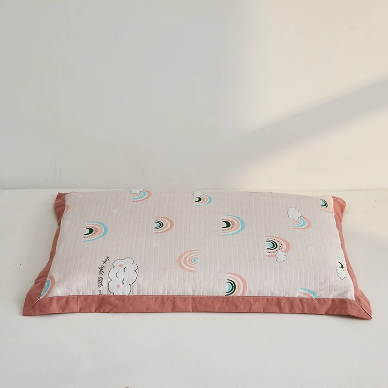 Gemütliches Bett mit farbenfrohem Regenbogenmotiv Skanto
