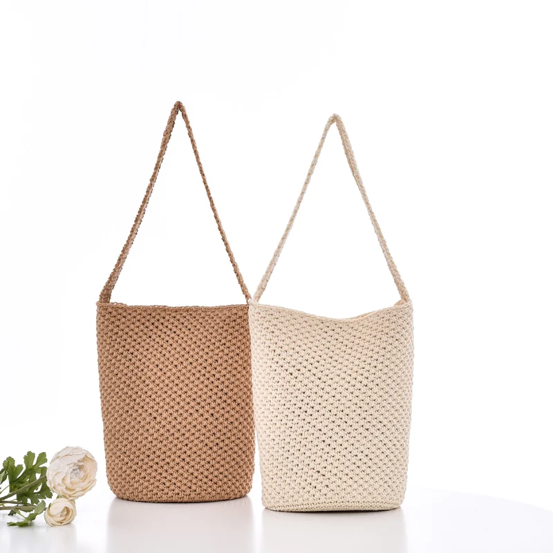 Gehäkelte Tragetasche im minimalistischen Design Skanto