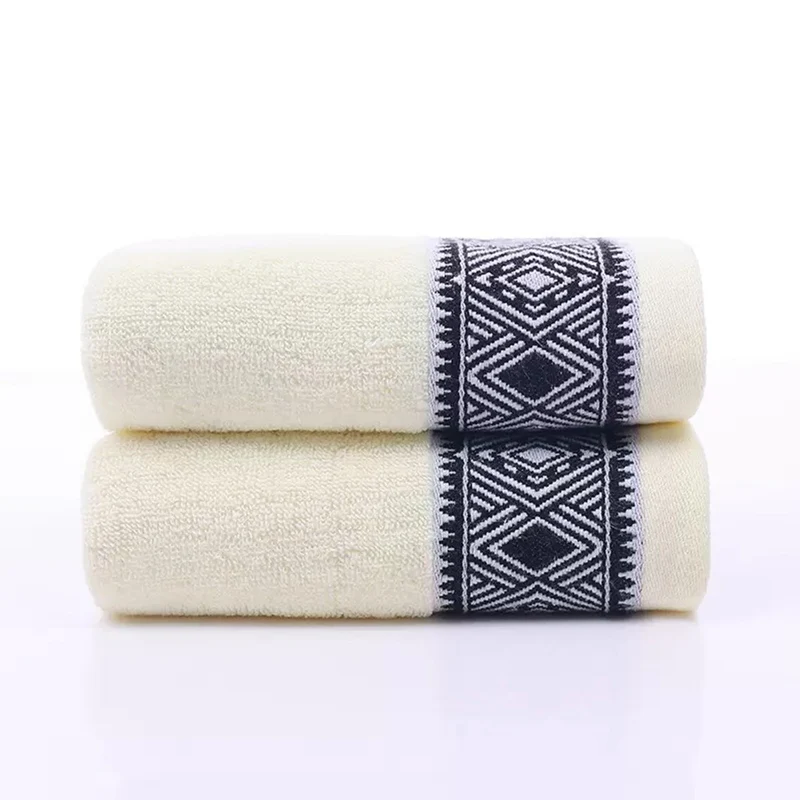 Frotteehandtuch-Set mit elegantem geometrischem Band Skanto