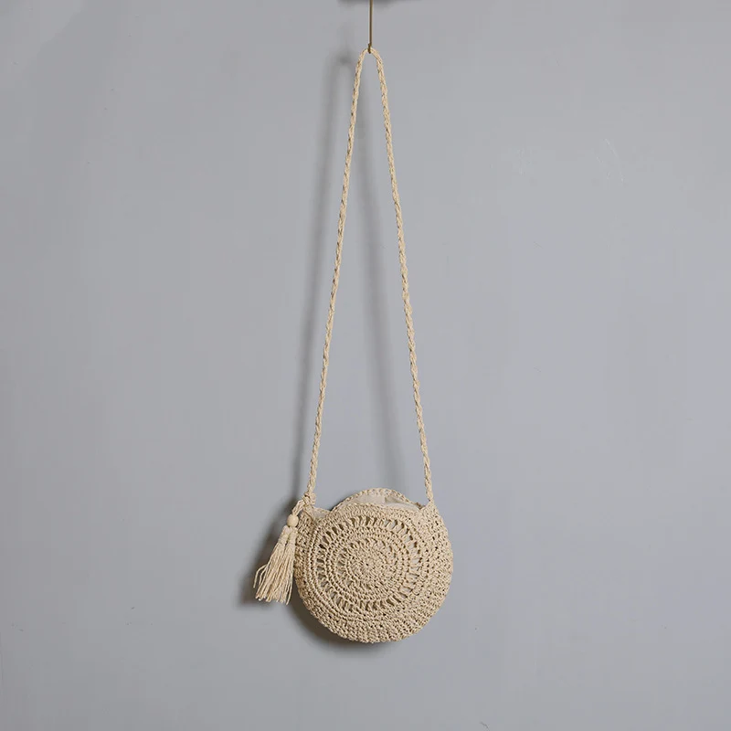 Runde Tasche aus natürlicher Jute mit trendigem Fransen-Detail Skanto