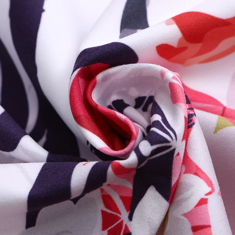 Strandtuch mit lebhaftem Flamingo-Motiv und schnelltrocknendem Material Skanto