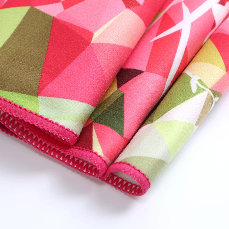 Strandtuch mit lebhaftem Flamingo-Motiv und schnelltrocknendem Material Skanto