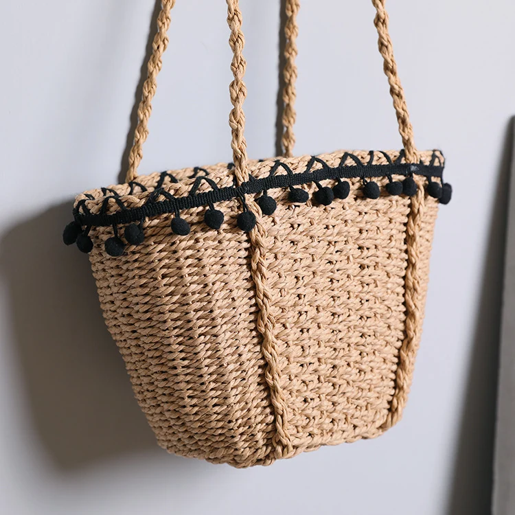 Schöne Strandtasche mit Pompons Skanto