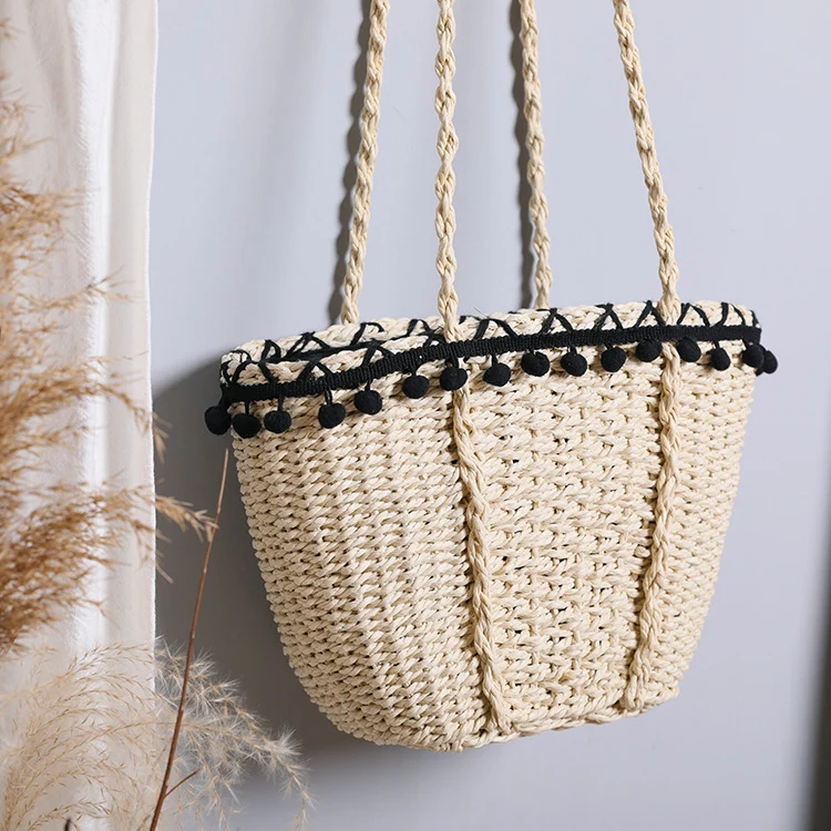 Schöne Strandtasche mit Pompons Skanto