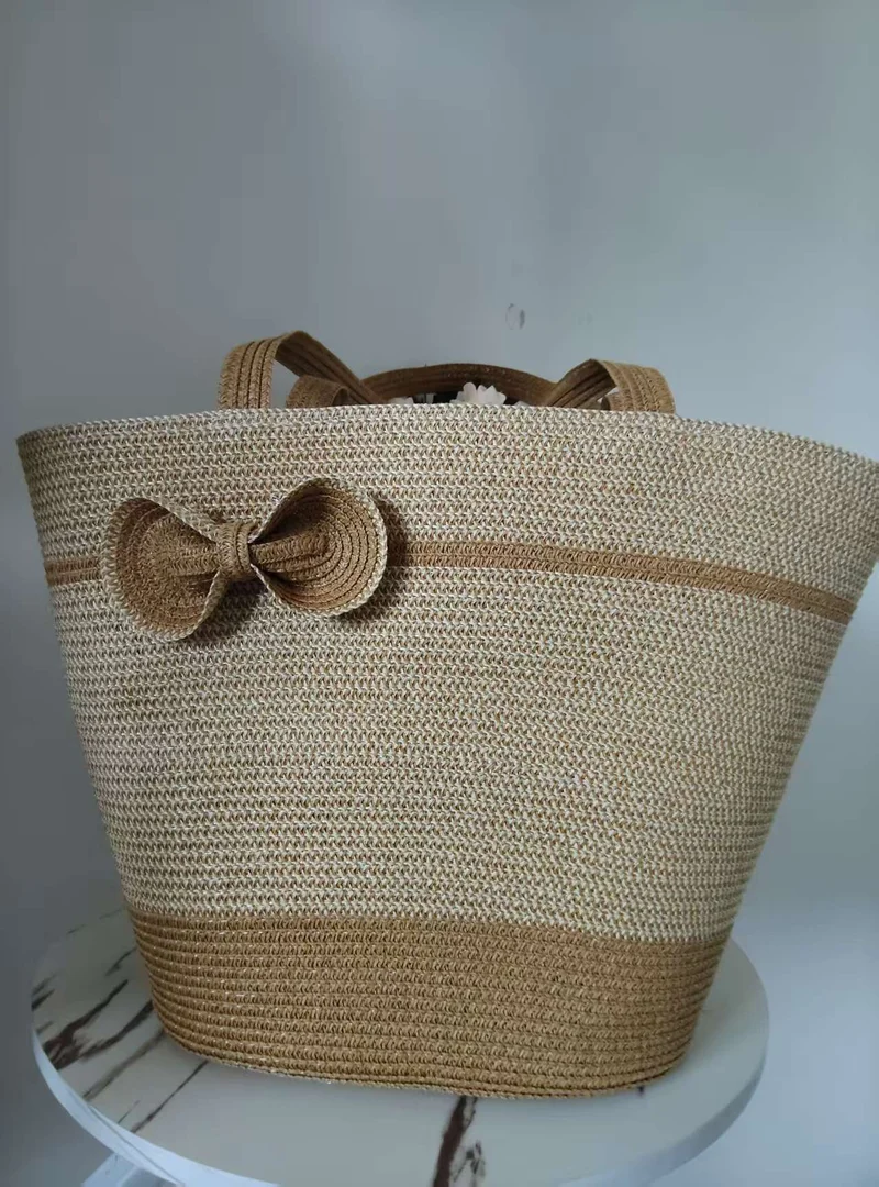 Elegante Strohtasche mit dekorativem Schleifenverschluss Skanto