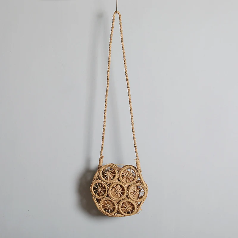 Schultertasche aus handgewebtem Raffia mit kunstvollen Verzierungen Skanto