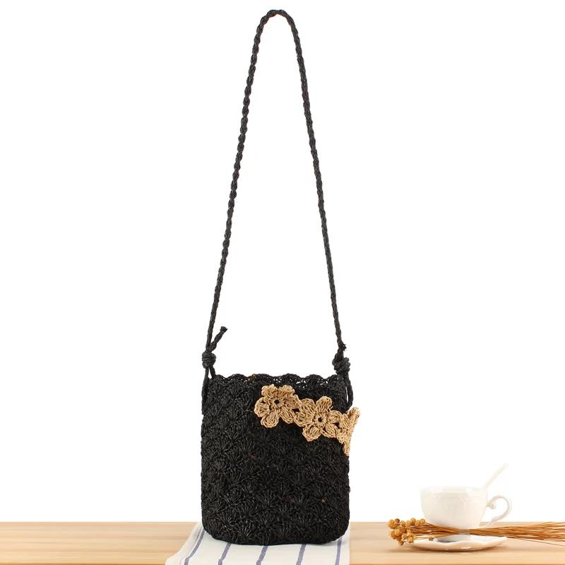 Handtasche aus handgeknüpftem Naturmaterial mit floraler Applikation Skanto