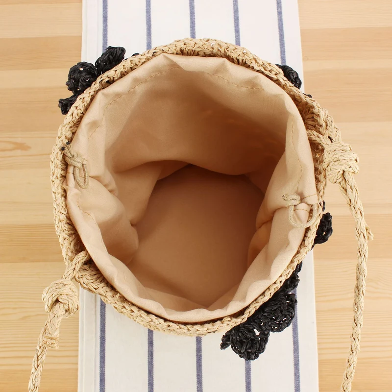 Handtasche aus handgeknüpftem Naturmaterial mit floraler Applikation Skanto