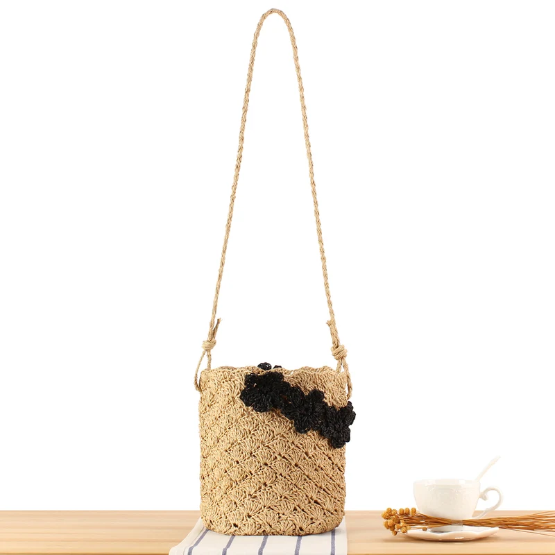 Handtasche aus handgeknüpftem Naturmaterial mit floraler Applikation Skanto