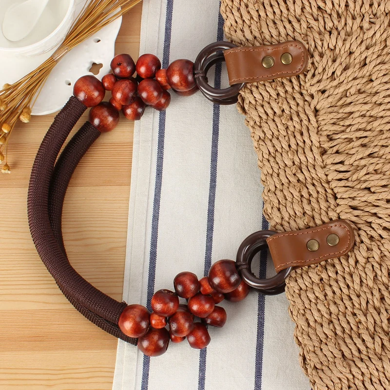 Korbtasche mit eleganten Holzgriffen und strukturierter Oberfläche Skanto