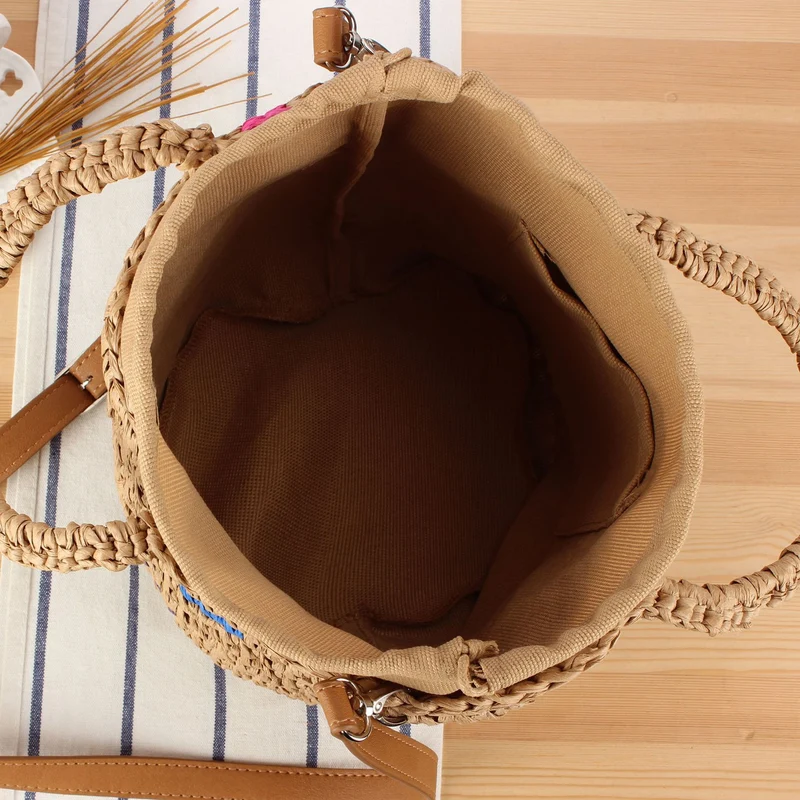 Handtasche aus handgefertigtem Naturmaterial mit farbigem Akzent Skanto