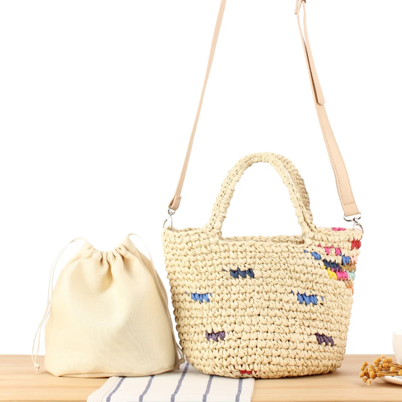 Handtasche aus handgefertigtem Naturmaterial mit farbigem Akzent Skanto