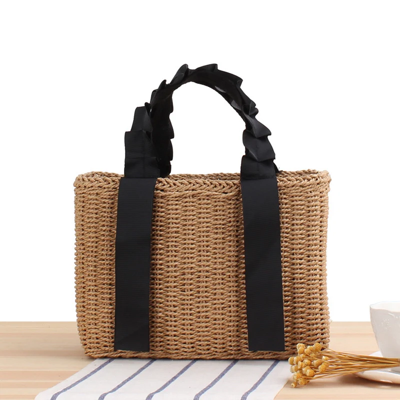 Verspielte Korbtasche mit elegantem Stoffgriff Skanto