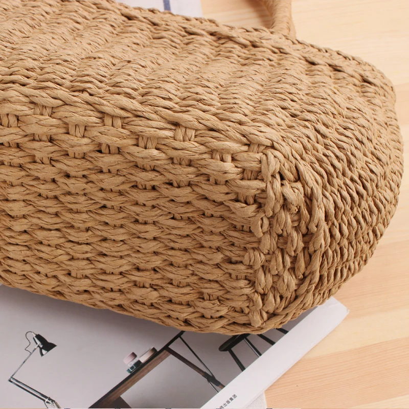Handtasche aus geflochtenem Naturmaterial mit modernen Details Skanto