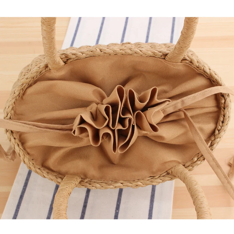 Handtasche aus geflochtenem Naturmaterial mit modernen Details Skanto