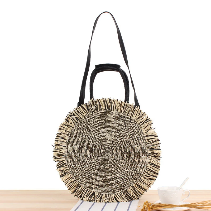 Runde Tasche mit Fransen-Detail aus geflochtenem Material Skanto