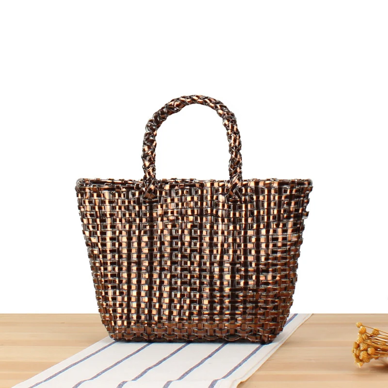 Handtasche aus gewebtem Naturmaterial mit eleganten Akzenten Skanto
