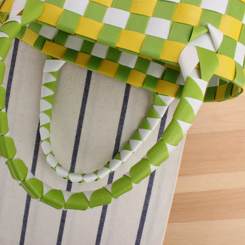 Gewebte Handtasche mit Karomuster Skanto