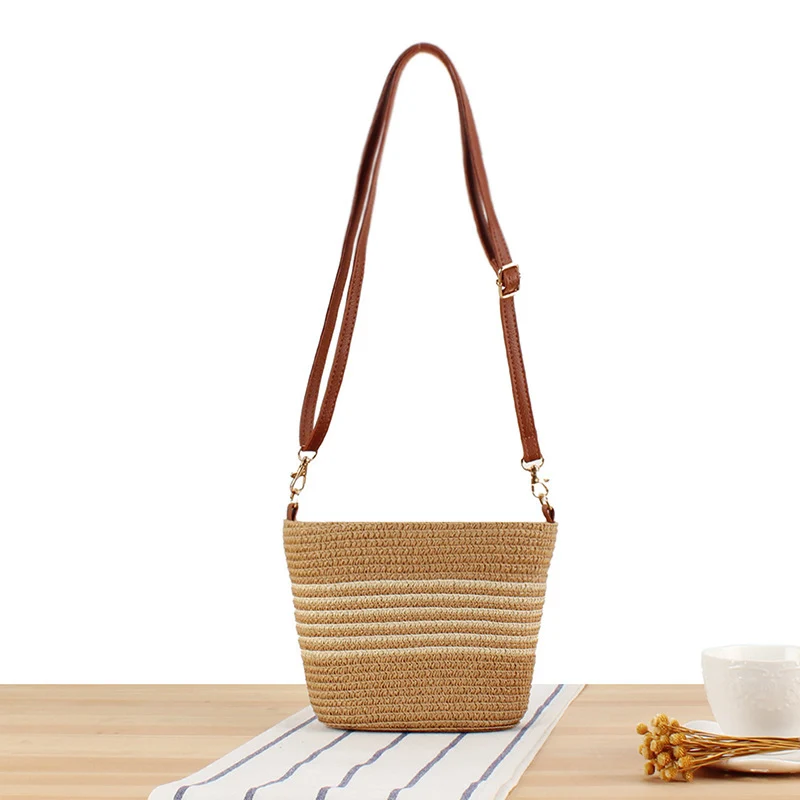 Crossbody-Tasche aus geflochtenem Naturmaterial mit Kontraststreifen Skanto