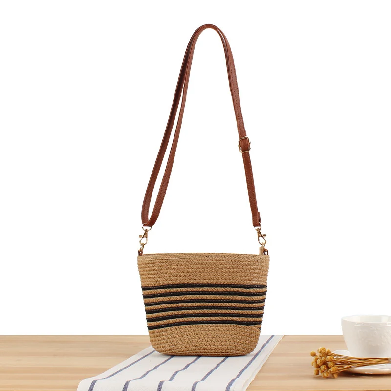 Crossbody-Tasche aus geflochtenem Naturmaterial mit Kontraststreifen Skanto