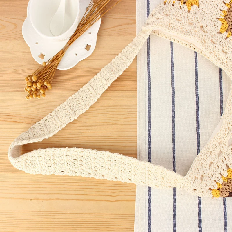 Handgeknüpfte Tragetaschen mit floralen Häkelmustern Skanto