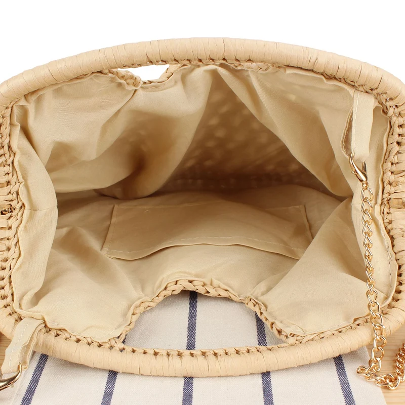 Handtasche aus natürlich beschichtetem Flechtmaterial mit elegantem Kettendetail Skanto