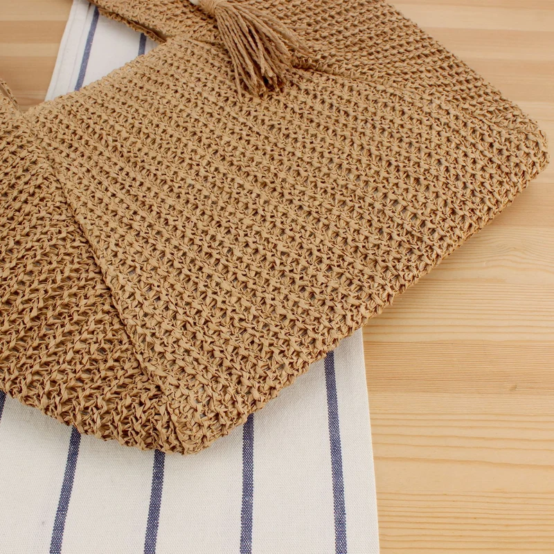 Handtasche aus handgewebtem Bast mit eleganten Lederakzenten Skanto