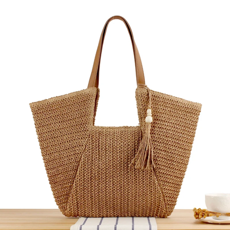 Handtasche aus handgewebtem Bast mit eleganten Lederakzenten Skanto