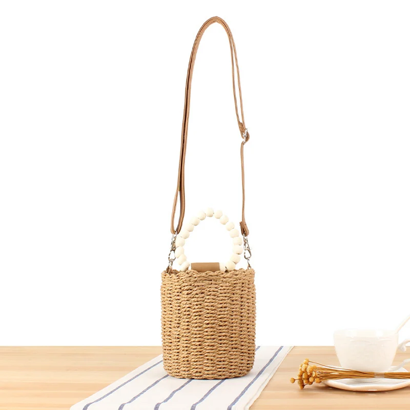 Handtasche aus geflochtenem Naturmaterial mit dekorativem Holzgriff Skanto