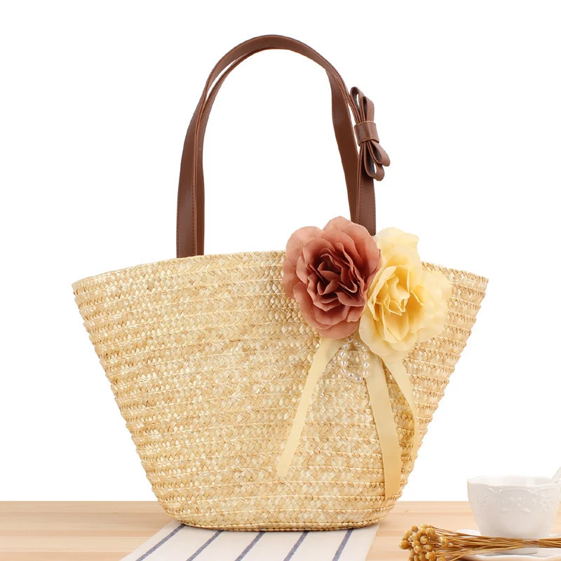 Elegante Strohtasche mit Blumenmotiv Skanto