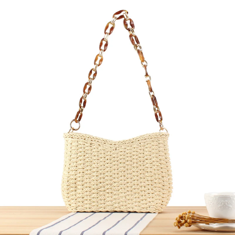 Stilvolle Handtasche aus geflochtenem Naturmaterial mit exklusiven Kettenakzenten Skanto