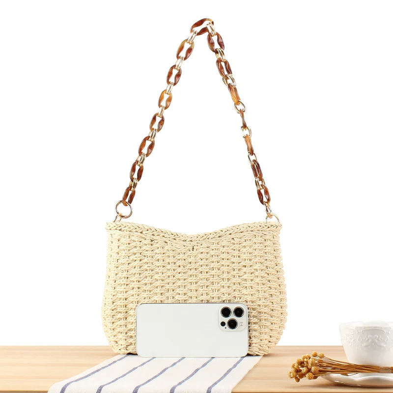 Stilvolle Handtasche aus geflochtenem Naturmaterial mit exklusiven Kettenakzenten Skanto