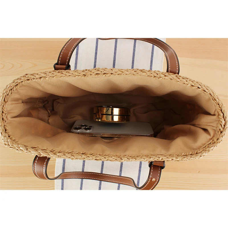 Handtasche aus handgewebtem Stroh mit eleganten Kunstledergriffen Skanto