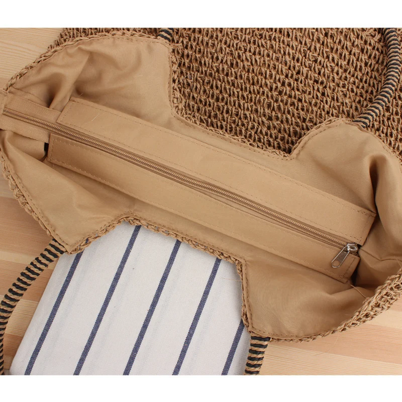 Handgefertigte Raffia-Umhängetasche mit strukturierter Oberfläche Skanto