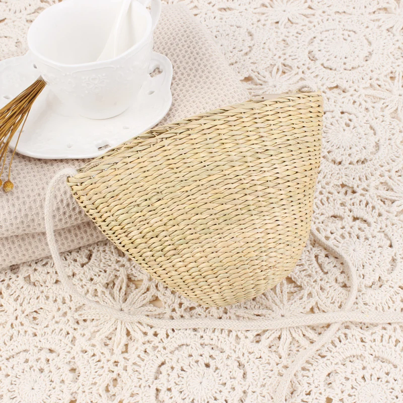 Handgemachte Stroh-Clutch mit elegantem Design Skanto