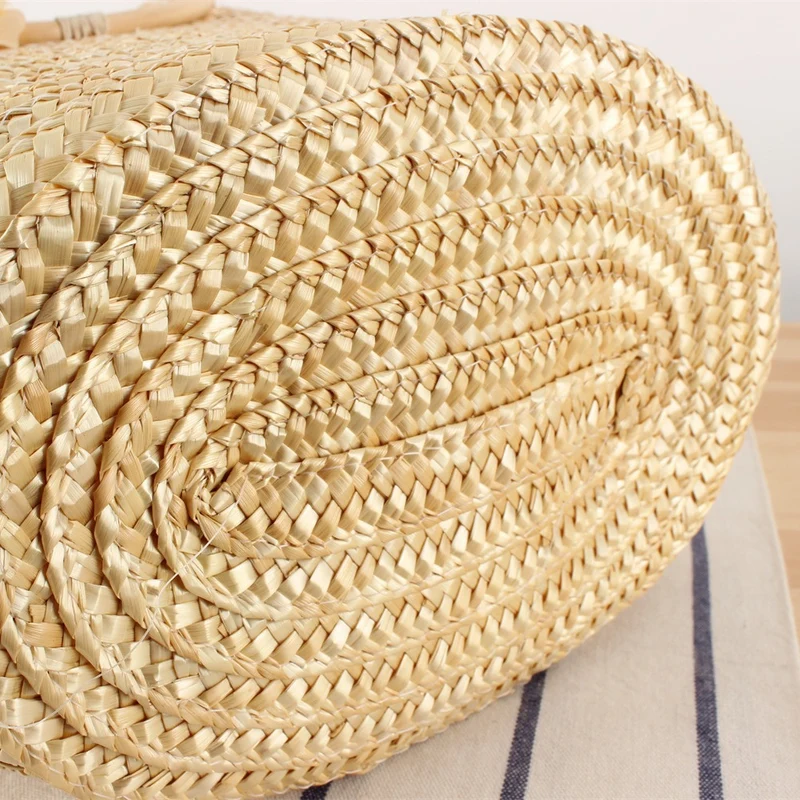 Geflochtene Strohtasche mit Blumenakzent Skanto