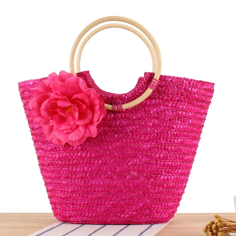 Geflochtene Strohtasche mit Blumenakzent Skanto
