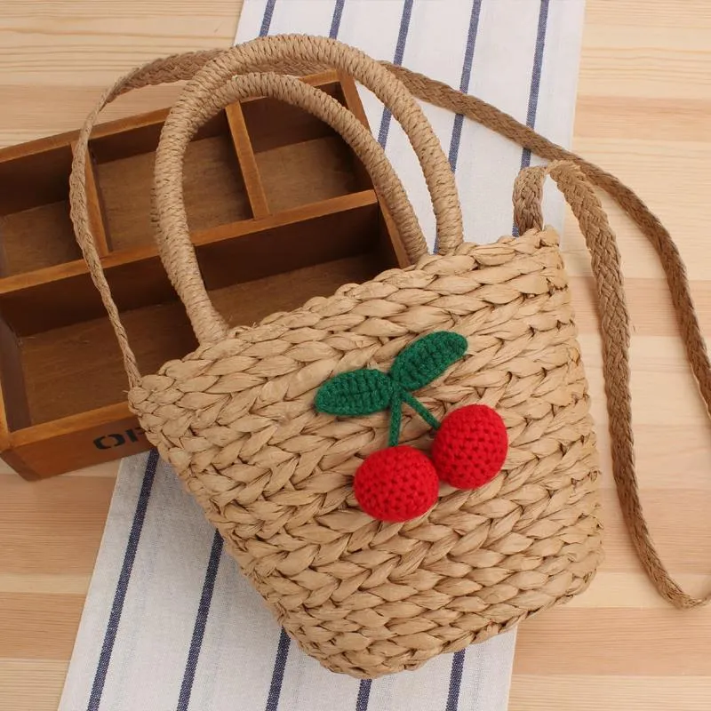 Korbtasche mit gehäkeltem Kirsch-Design Skanto