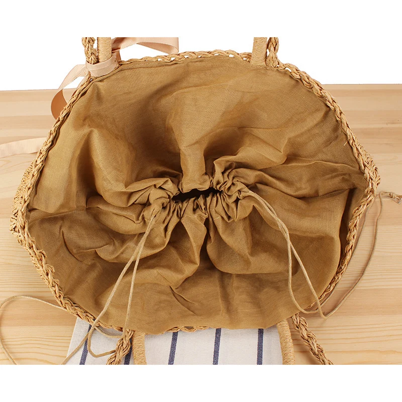 Strandtasche aus Natur-Bast mit verspieltem Design und eleganter Schleifendekoration Skanto