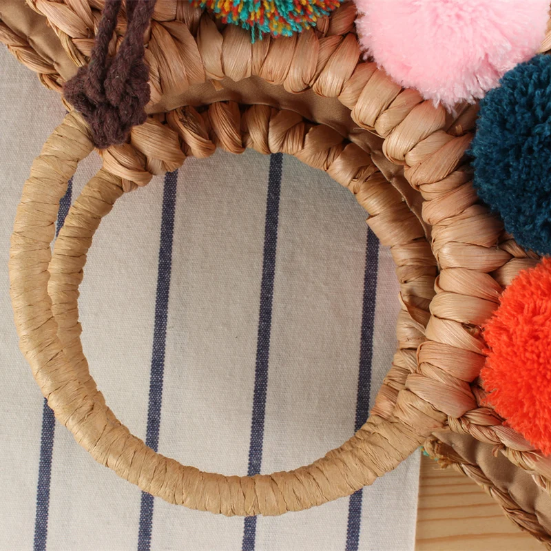 Korbtasche mit bunten Pompons und Griff Skanto