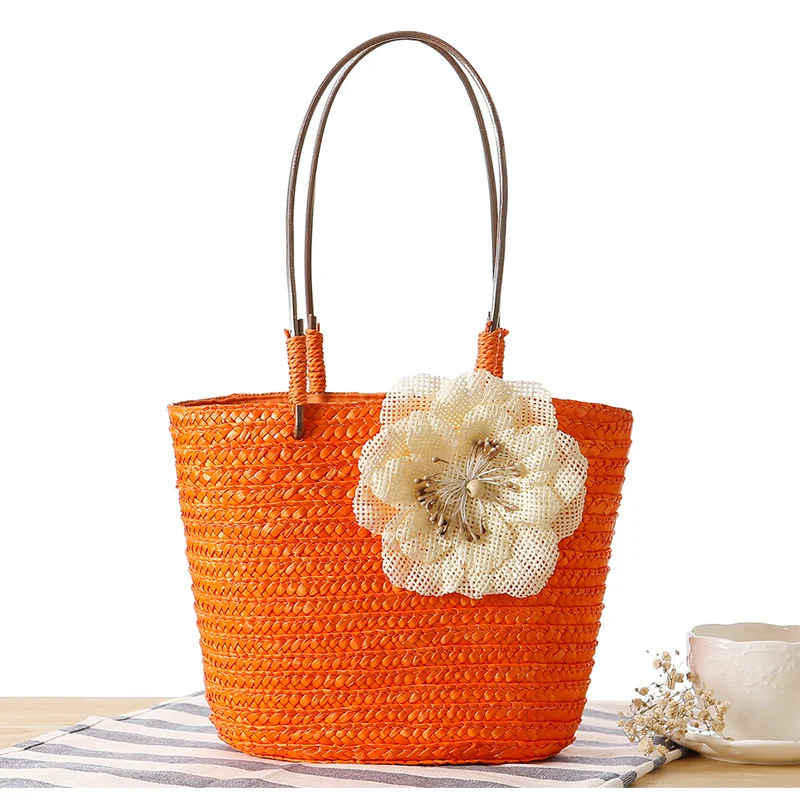 Elegante Strohtasche mit Blumenapplikation Skanto