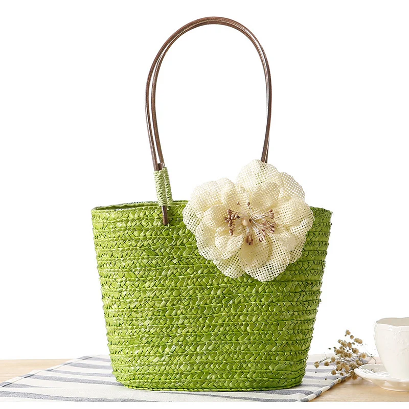 Elegante Strohtasche mit Blumenapplikation Skanto