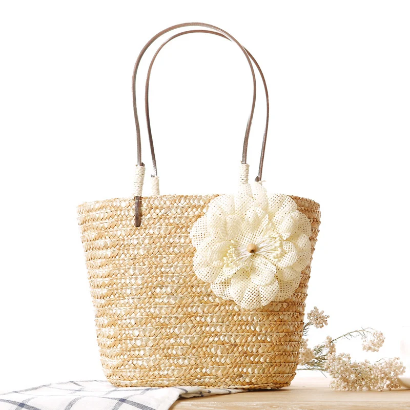 Elegante Strohtasche mit Blumenapplikation Skanto