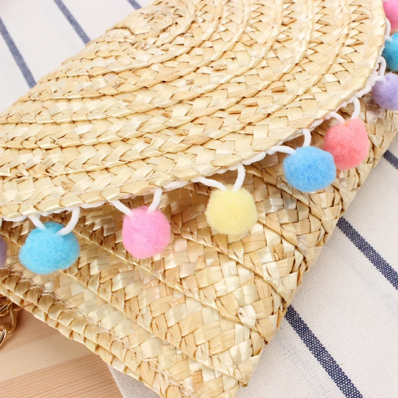 Handgewebte Raffia-Clutch mit dekorativen Pompons Skanto