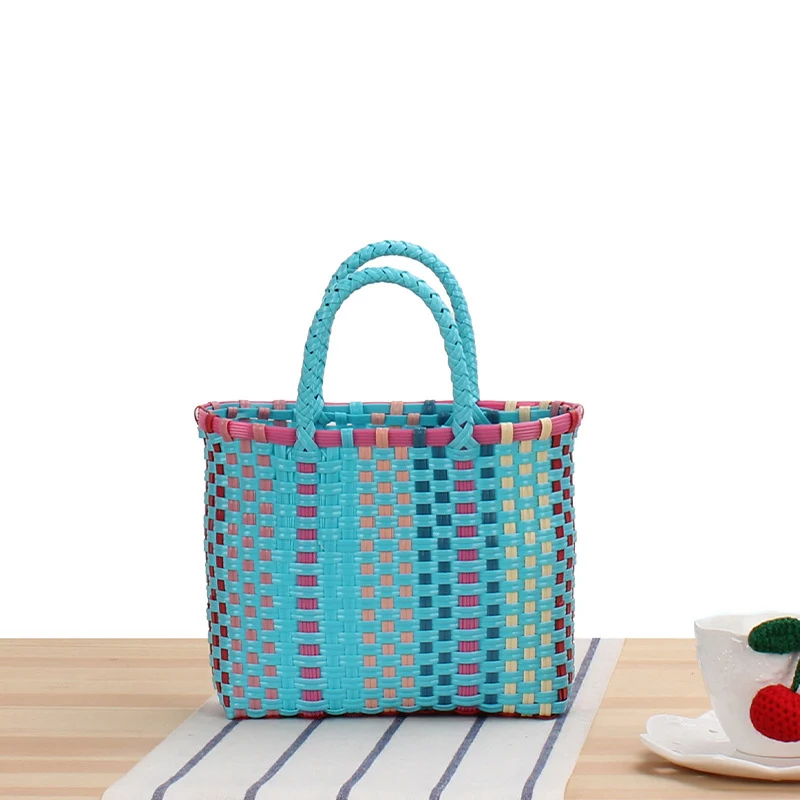 Handgefertigte Strohtasche mit bunten Streifen Skanto