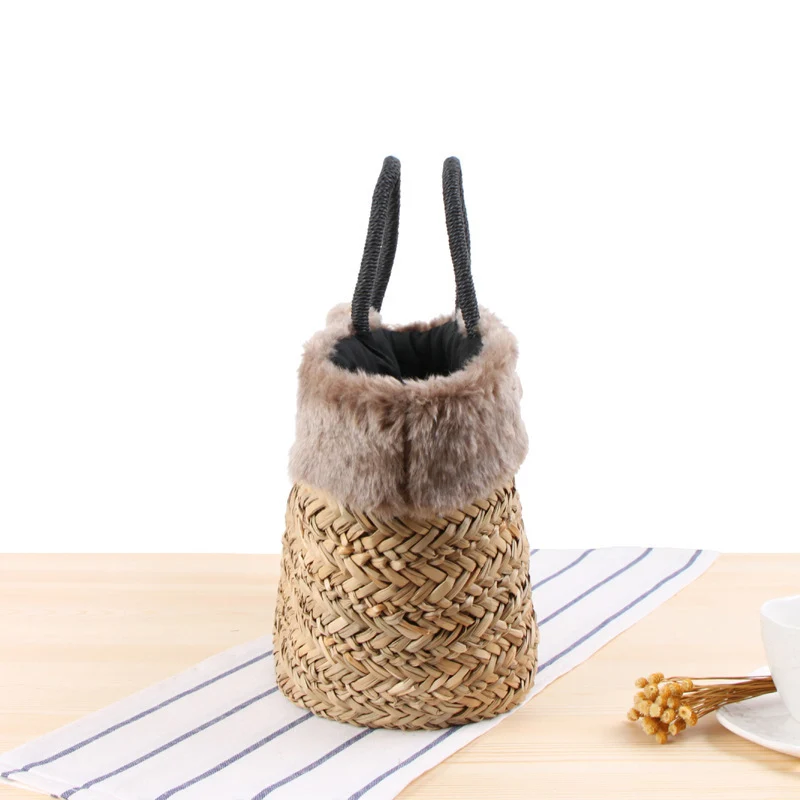 Geflochtene Handtasche mit luxuriösem Kunstfellbesatz Skanto