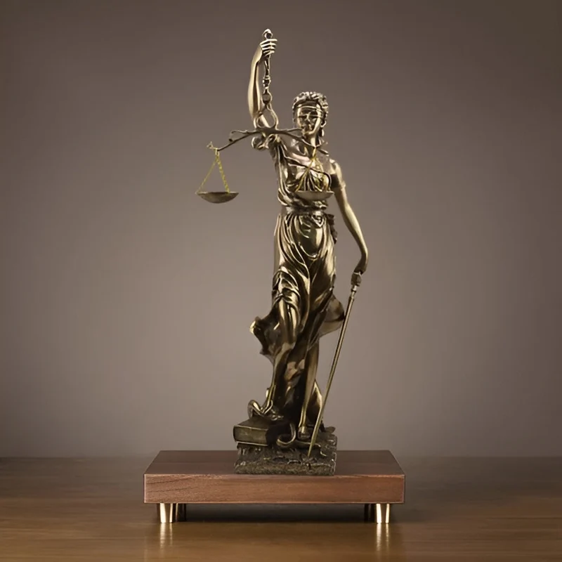 Statue der Justitia – Eine elegante dekorative Skulptur der Justitia