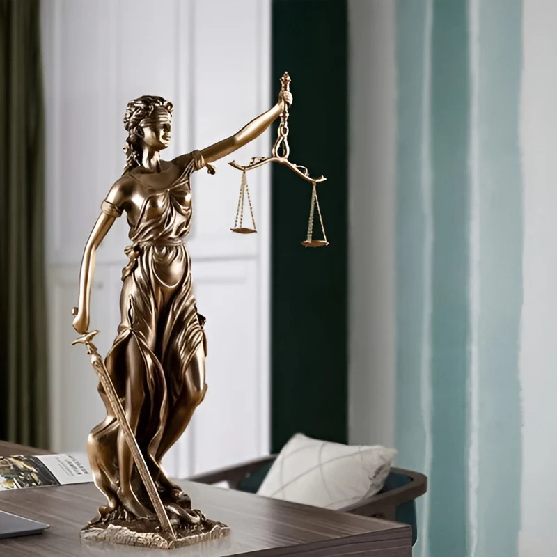 Statue der Justitia – Eine elegante dekorative Skulptur der Justitia