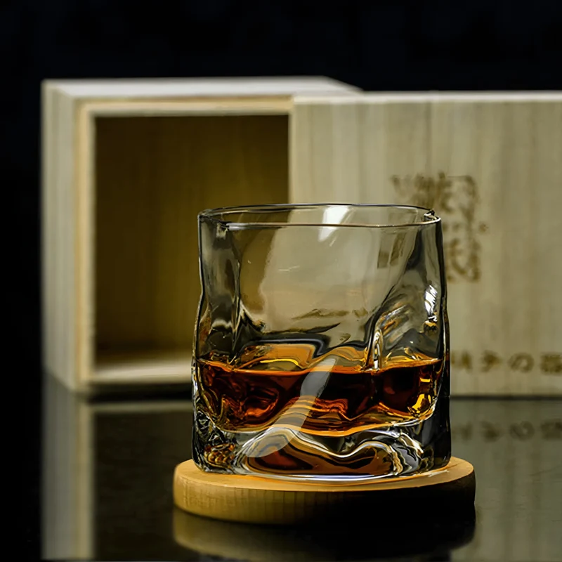 Whiskyglas im Edo-Kiriko-Stil – Handgeschliffen mit einzigartigem Wirbeldesign